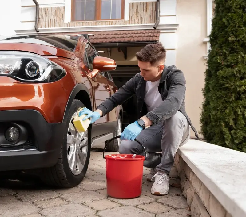 Lavage auto à domicile Bricquebec-en-Cotentin : professionnel intervenant sur un véhicule